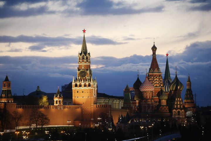 Mόσχα, 4 Μαϊου 2022.. Το Κρεμλίνο και ο Άγιος Βασίλειος στα δεξιά, την ημέρα της πρόβας για την παρέλαση για την επέτειο της Ημέρας της Νίκης. (Photo by Contributor/Getty Images)