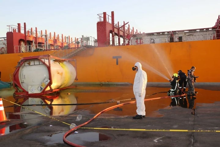 El gas tóxico que se filtró tras la explosión del tanque que volcó durante la carga en el puerto de Aqaba, Jordania.