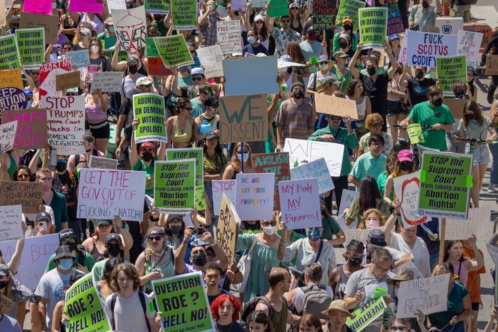 アメリカ最高裁が中絶の権利を長年擁護してきた「ロー対ウェイド」判決を覆す決定を下したことに抗議する人々（アメリカ・ロサンゼルス、2022年6月26日）