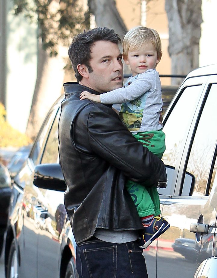 幼いサミュエルさんを抱くベン・アフレックさん（2013年11月9日）