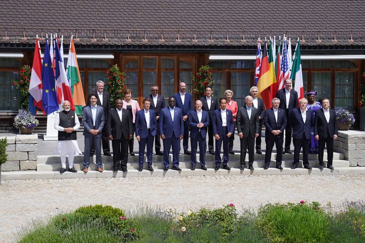 また、G7サミットメンバー国首脳陣と、ゲストとして参加した国や機関のトップが集合した写真（ドイツ・ガルミッシュ＝パルテンキルヒェン、2022年6月27日）