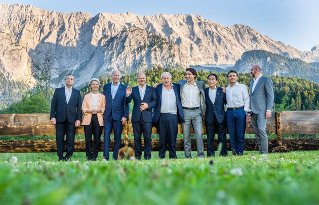 G7の首脳陣と、EUの代表であるシャルル・ミシェル欧州理事会議長とウァズラ・フォン・デア・ライエン欧州委員会委員長によるG7のインフォーマルな集合写真。唯一の女性がフォン・デア・ライエン委員長。（ドイツ・エルマウ、2022年6月26日）