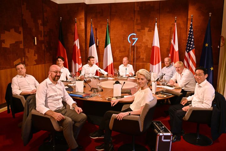 G7の首脳陣と、EUの代表であるシャルル・ミシェル欧州理事会議長とウァズラ・フォン・デア・ライエン欧州委員会委員長（ドイツ・ガルミッシュ＝パルテンキルヒェン、2022年6月26日）