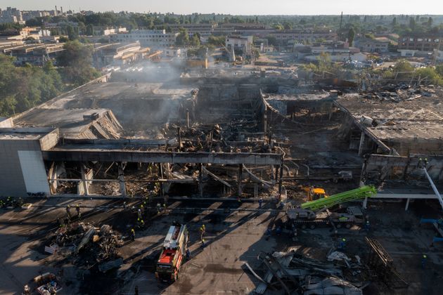 Le centre commercial de Krementchouk, à 330km de Kiev en Ukraine, a été détruit après une frappe russe le 27 juin 2022.