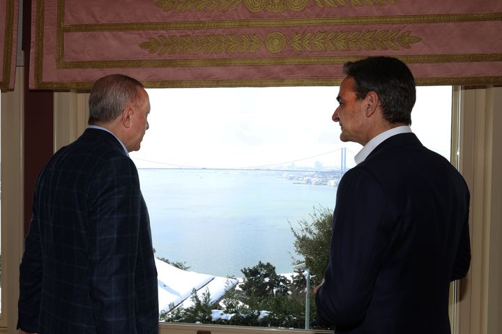 13 Μαρτίου 2022. Ο Τούρκος πρόεδρος Ταγίπ Ερντογάν με τον Έλληνα πρωθυπουργό Κυριάκο Μητσοτάκη κατά την συνάντησή τους τότε στην Κωνσταντινούπολη. (Photo by Mustafa Kamaci/Anadolu Agency via Getty Images)