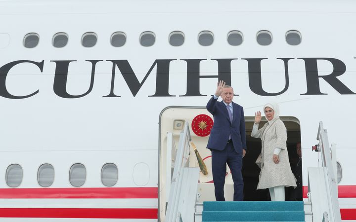 28 Ioυνιου 2022. Ο Ταγίπ Ερντογάν με την σύζυγό του Εμινέ αναχωρούν από την Άγκυρα προς τη σύνοδο κορυφής του ΝΑΤΟ στη Μαδρίτη. (Photo by Mustafa Kamaci/Anadolu Agency via Getty Images)