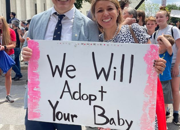Tout sourire, ce couple propose une alternative qui révulse les défenseurs du droit à l'avortement.