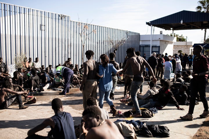 Decenas de migrantes, instantes después de saltar la valla al lado español