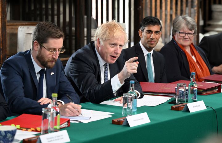 Boris Johnson flanked by cabinet secretary Simon Case and chancellor Rishi Sunak