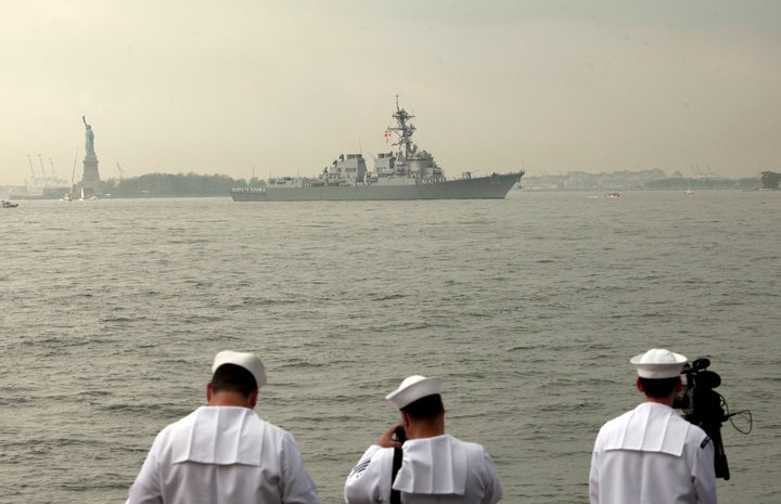 El destructor USS Roosevelt (DDG 80) navega cerca de la Estatua de la Libertad en EEUU