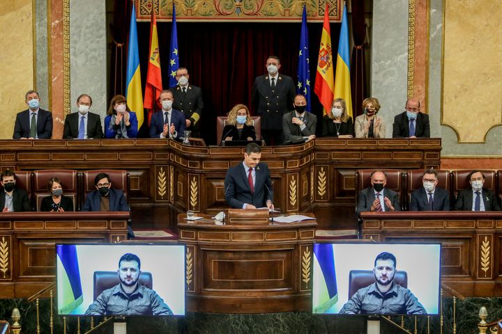 Pedro Sánchez escucha la intervención de Volodimir Zelenski en el Congreso, el pasado 5 de abril.