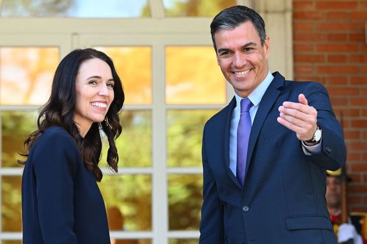 Pedro Sánchez recibe a la primera ministra de Nueva Zelanda, Jacinda Ardern.