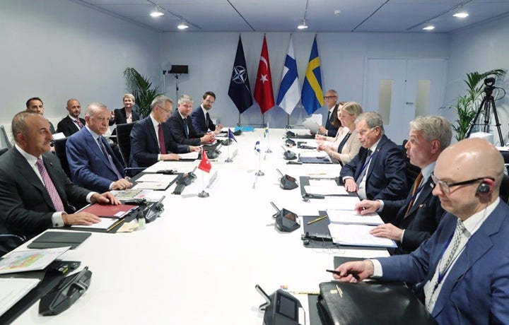 Los líderes de Turquía, Finlandia y Suecia, junto a Jens Stoltenberg, este martes en Madrid