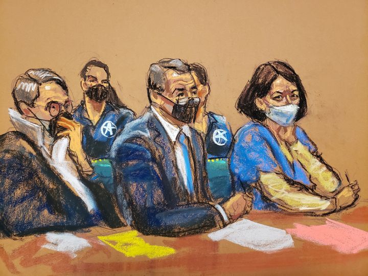 Η Ghislaine Maxwell συνεργάτης του Jeffrey Epstein κάθεται με τους δικηγόρους υπεράσπισής της Bobbi Sternheim και Christian Everdell κατά την ακρόαση της καταδίκης της σε ένα σκίτσο στην αίθουσα του δικαστηρίου στη Νέα Υόρκη των Η.Π.Α. 28 Ιουνίου 2022.