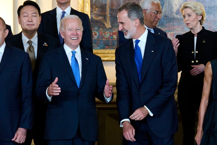 Felipe VI y Biden bromean a la hora del posado de líderes internacionales