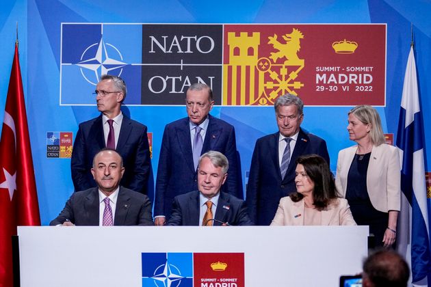 Otan: la Turquie lève son veto à l'entrée de la Suède et de la Finlande (Le secrétaire général de l’Alliance atlantique Jens Stoltenberg, le président turc Recep Tayyip Erdogan, son homologue finlandais Sauli Niinisto et la Première ministre suédoise Magdalena Andersson et leurs ministres des Affaires étrangères respectifs. Par AP Photo/Bernat Armangue)