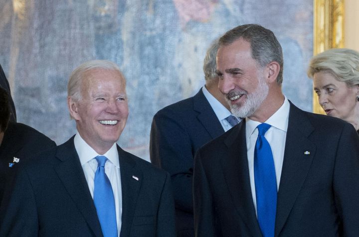 El presidente de EEUU, Joe Biden, y el rey Felipe VI a su llegada a la cena para los participantes de la cumbre de la OTAN, en el Palacio Real.