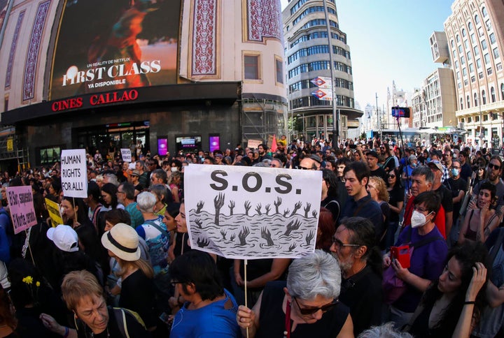 Cientos de personas protestan en Madrid contra "la masacre en Melilla".