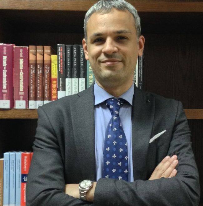 Μάνος Καραγιάννης, Αναπληρωτής Καθηγητής Διεθνούς Ασφάλειας στο King’s College London και στο Πανεπιστήμιο Μακεδονίας.