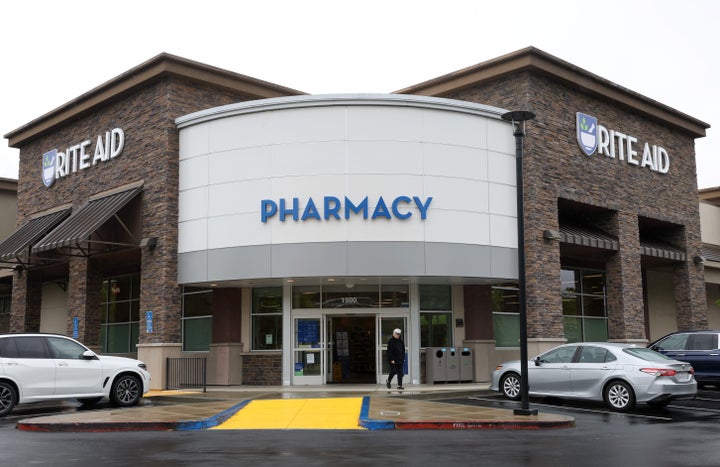 Un cliente sale de una farmacia en San Rafael, California.