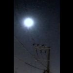 これが東京上空に出現した大火球だ。「月の明るさほどに光り、最後は分裂」（動画）
