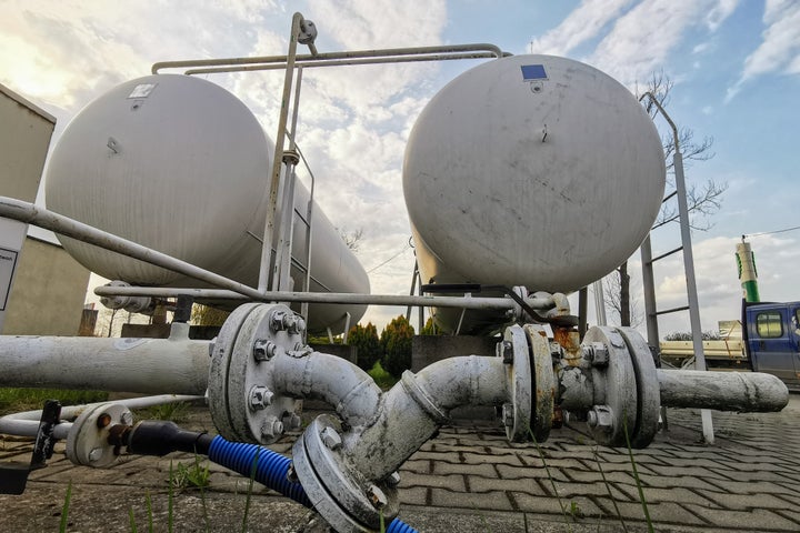 Tubos y tanques de gas licuado en una estación petrolera polaca.