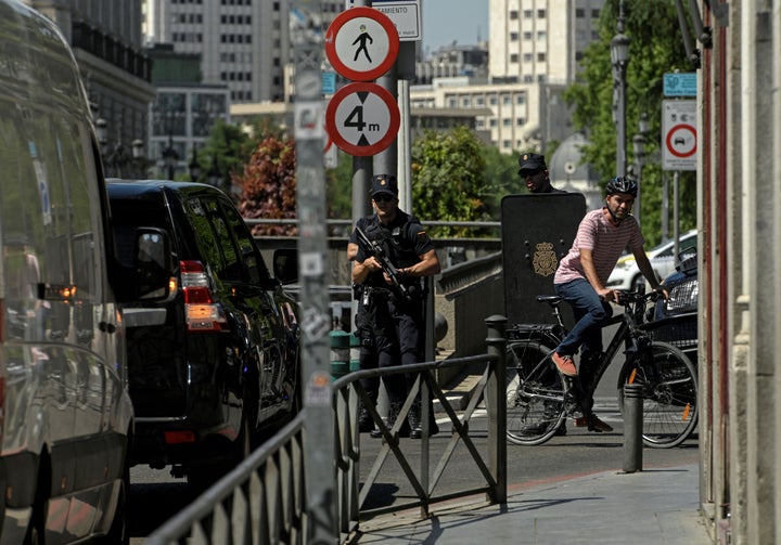 La Policía Nacional controlando la movilidad en Madrid por la cumbre de la OTAN.
