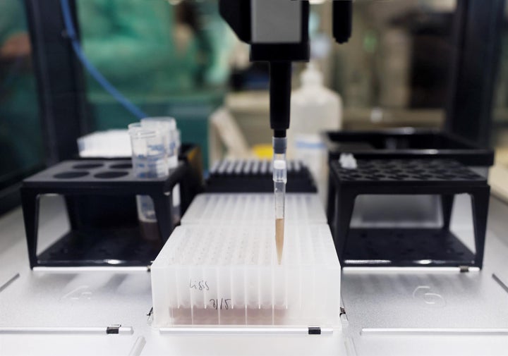 Probetas de pruebas PCR en el Laboratorio de Microbiología del Hospital público Gregorio Marañón, a 31 de mayo de 2022, en Madrid.