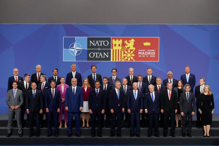 Los líderes de la OTAN posan para la foto oficial durante la primera jornada de la cumbre de la OTAN que se celebra este miércoles en el recinto de Ifema, en Madrid.