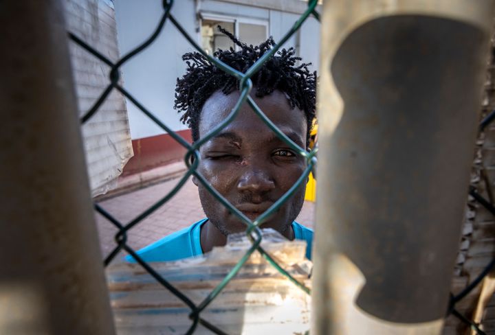 Un migrante sudanés, herido tras el intento de salto a la valla de Melilla, duramente reprimido. 