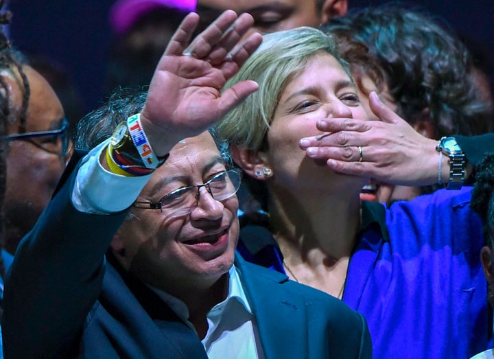 El presidente electo de Colombia, Gustavo Petro, celebra su victoria en los comicios.