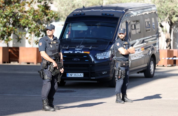 Varios miembros de la Policía Nacional.