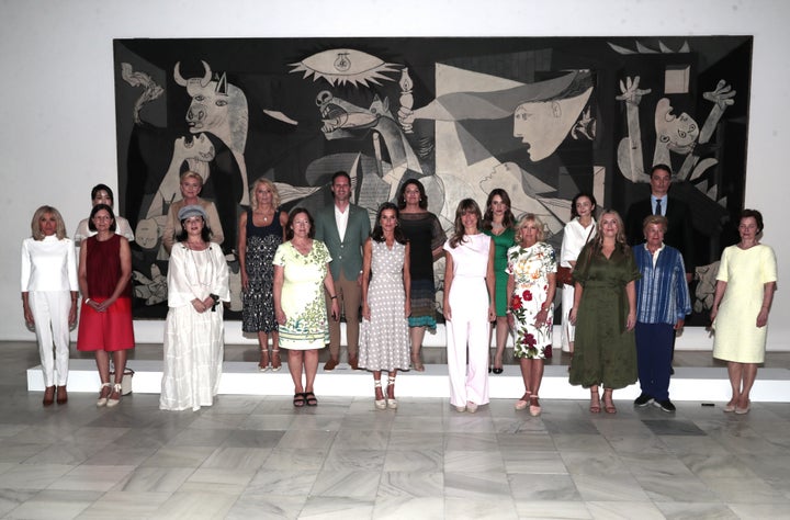 El grupo, ante el 'Guernica'.