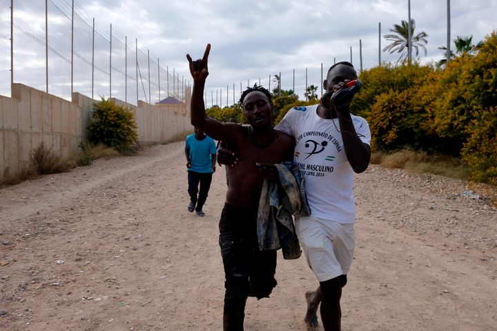 Algunos de los migrantes que lograron saltar al lado español