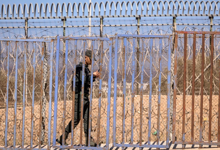 Un policía marroquí junto a la valla que separa a Marruecos de Melilla.