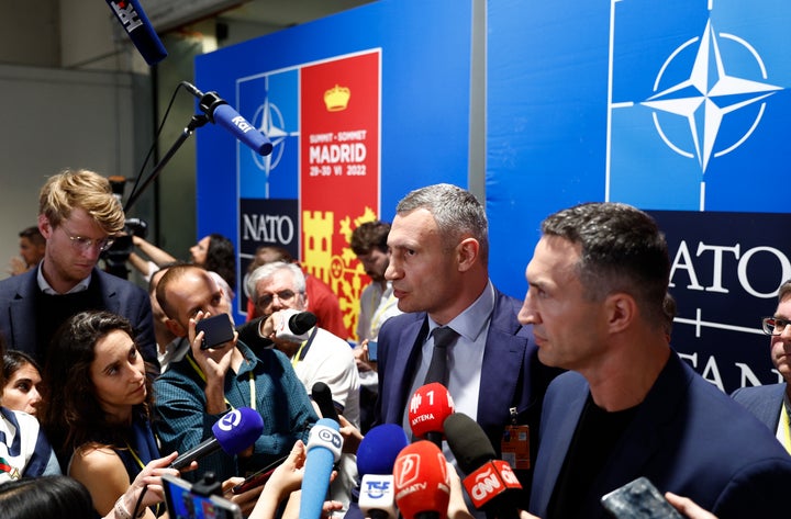 El alcalde de Kiev, Vitali Klitschko, y su hermano Vladímir, este martes en Madrid.