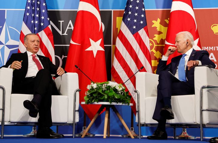 Ο Πρόεδρος των ΗΠΑ Τζο Μπάιντεν συναντά τον Τούρκο Πρόεδρο Ρετζέπ Ταγίπ Ερντογάν κατά τη διάρκεια της συνόδου του ΝΑΤΟ στη Μαδρίτη, Ισπανία, 29 Ιουνίου 2022. REUTERS/Τζόναθαν Ερνστ