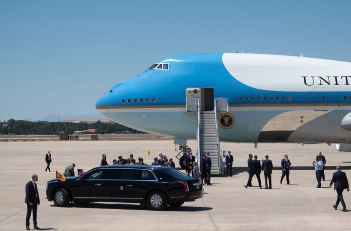 El Air Force One y 'La bestia', el blindado de Biden, a la llegada del presidente de EEUU a Torrejón este martes