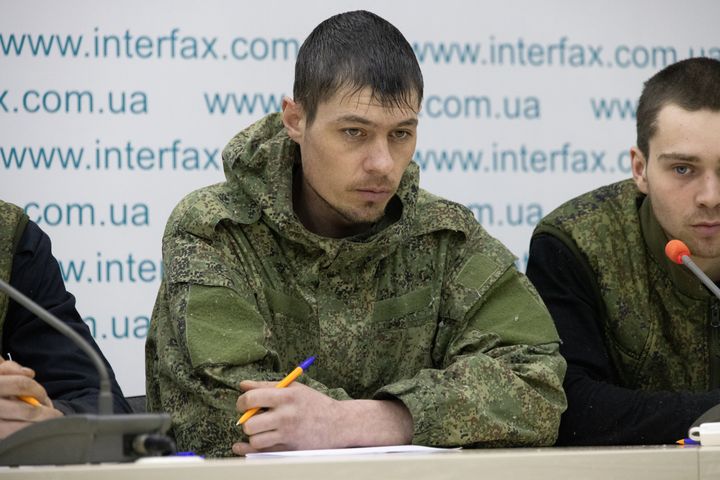Varios soldados rusos capturados por Ucrania, en una comparecencia ante los medios