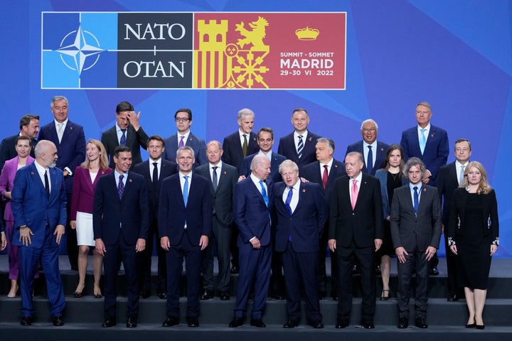 Los líderes de la OTAN, segundos antes de tomar la foto formal de familia, en la Cumbre de Madrid, en Ifema.