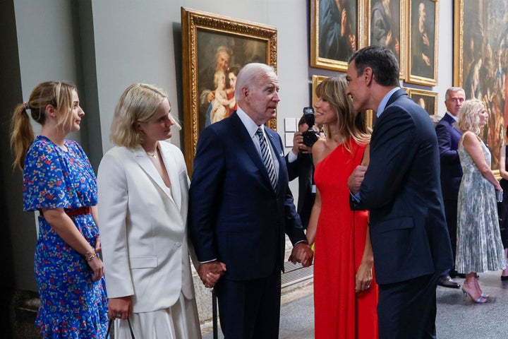 Biden, de la mano de una de sus nietas.