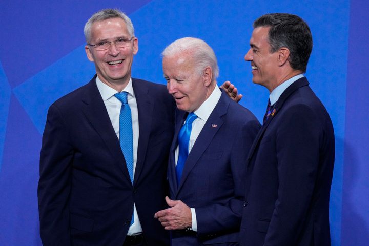 Jens Stoltenberg, Joe Biden y Pedro Sánchez, a su llegada a Ifema. 