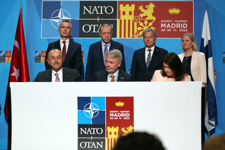 Presentación del acuerdo entre Turquía, Finlandia y Suecia para desbloquear la entrada de los dos últimos en la OTAN.