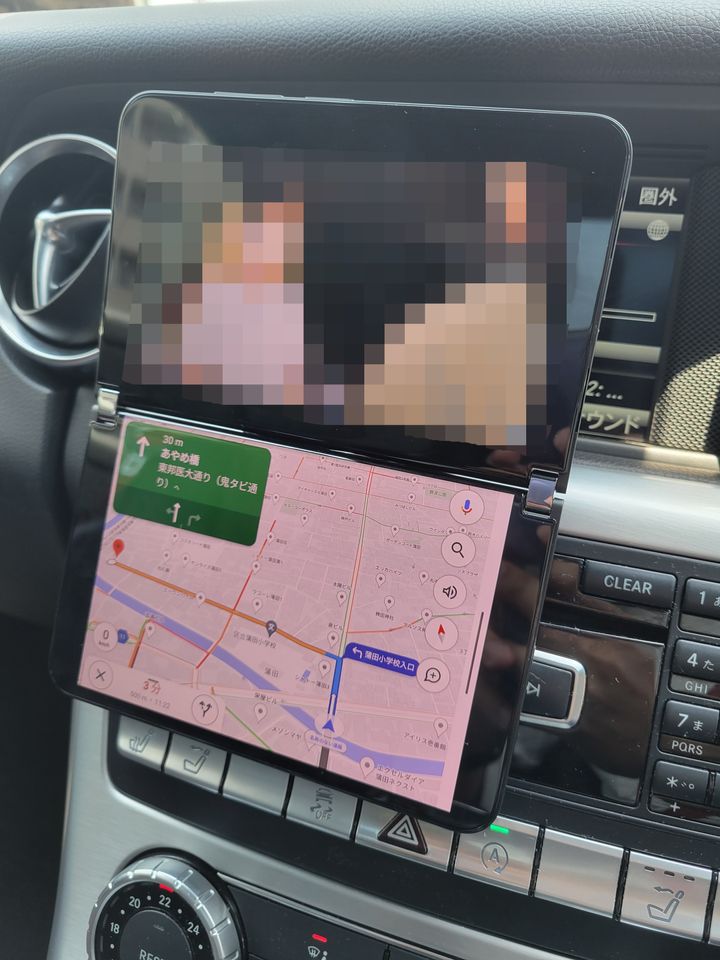 運転中に下の画面でマップ、上の画面でNetflix。子どものお迎え時など、オフシーンでも２画面のメリット。（泉水さん提供）