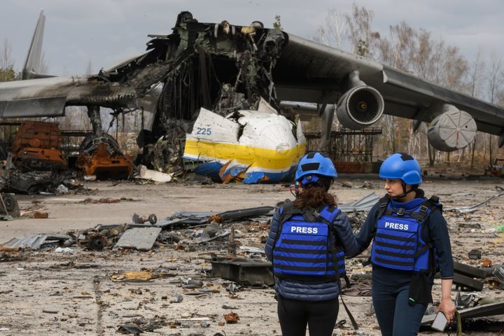 2022年4月8日、アントノフ国際空港で破壊されたムリーヤを視察するジャーナリストたち（写真提供:Maxym Marusenko/NurPhoto via Getty Images）