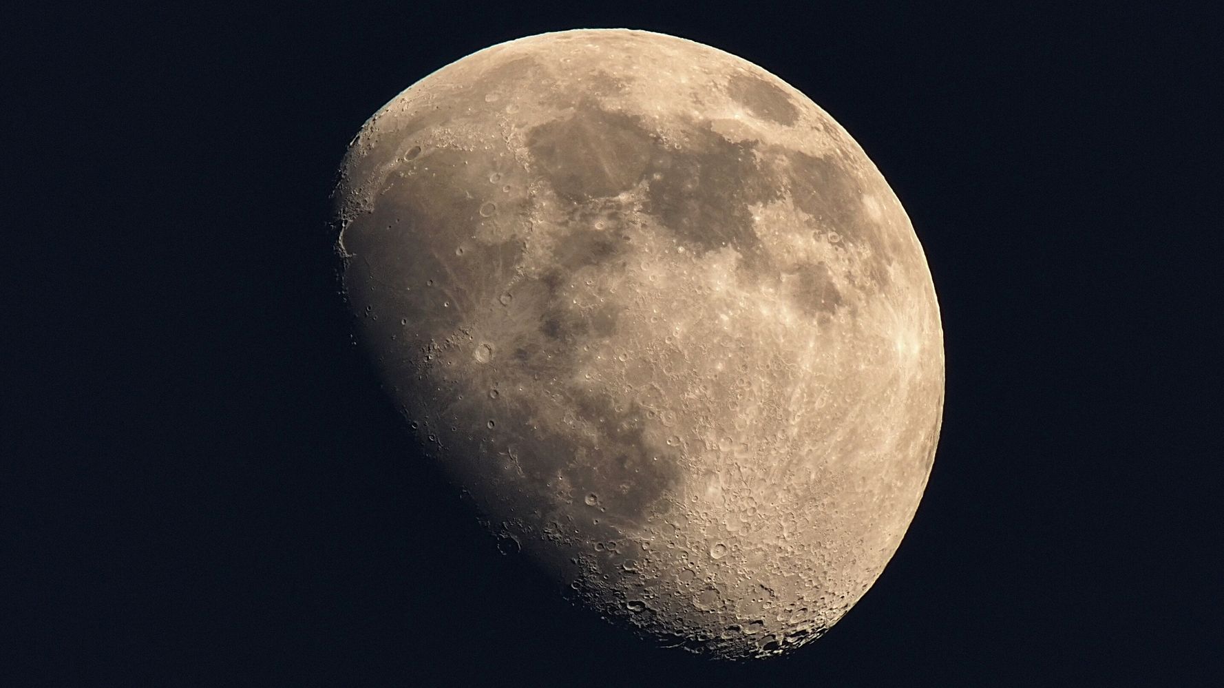 Un nouveau « double cratère » étrange sur la Lune laisse les scientifiques perplexes
