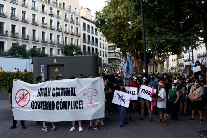 Un momento de la concentración celebrada hoy miércoles en la madrileña plaza de Tirso de Molina en protesta por la cumbre de la OTAN que se celebra en Madrid.
