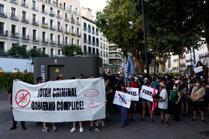 Un momento de la concentración celebrada hoy miércoles en la madrileña plaza de Tirso de Molina en protesta por la cumbre de la OTAN que se celebra en Madrid.