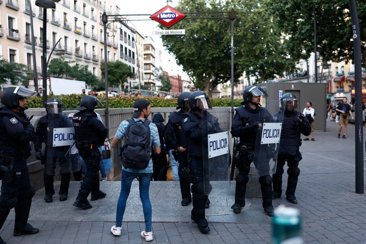 Miembros de los antidisturbios han acudido a la madrileña plaza de Tirso de Molina ante la concentración en protesta por la cumbre de la OTAN que se celebra en Madrid.