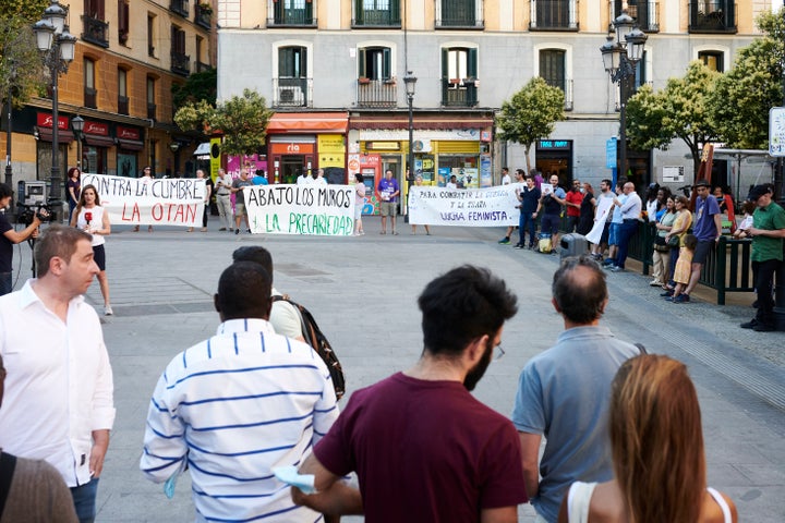 Un momento de la concentración en contra de la cumbre de la OTAN en la madrileña plaza de Tirso de Molina.